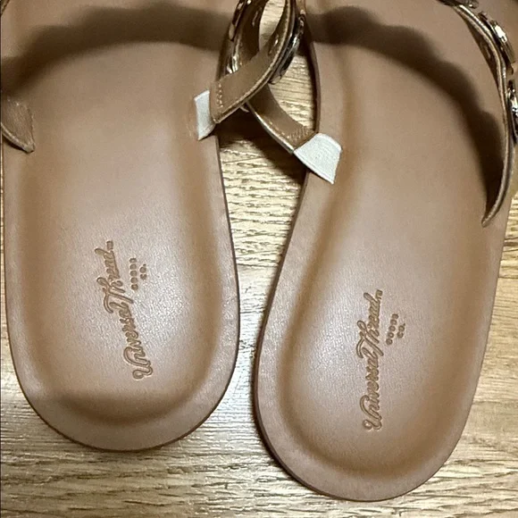 Universal thread gold sandal - Picture 3 of 3